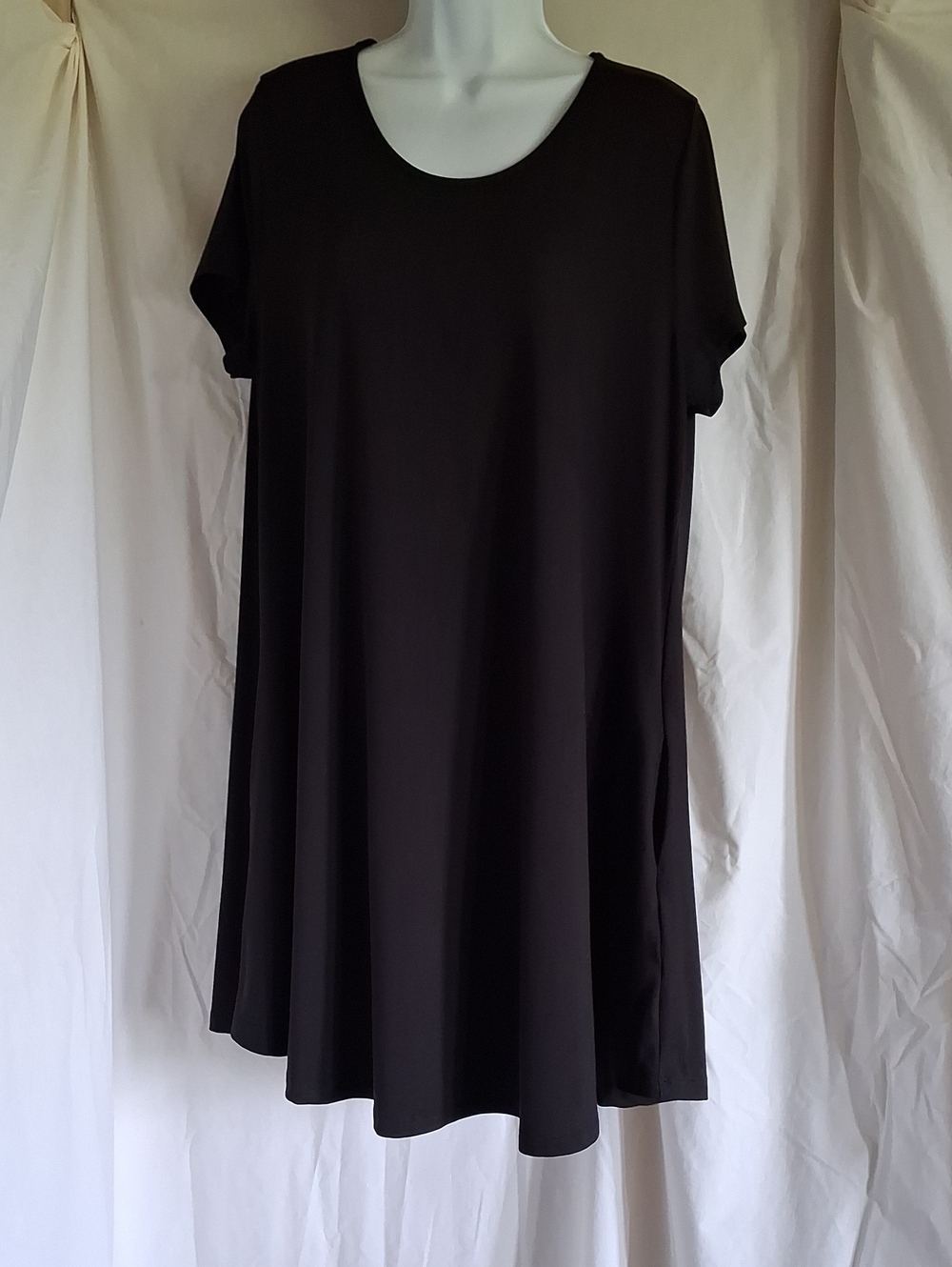 Relaxed Scoop Neck Midi Dress in Black